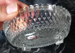 ESKİLERDEN AYAKLI CAM KÜLLÜK. AĞIZ KISMINDA ÇOK KÜÇÜK BİR ATIK VAR. SIRITMIYOR.  ONUN DIŞINDA KONDİSYON YÜKSEK KOLEKSİYONLUK NADİR