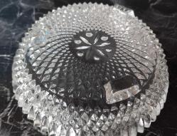 ESKİLERDEN AYAKLI CAM KÜLLÜK. AĞIZ KISMINDA ÇOK KÜÇÜK BİR ATIK VAR. SIRITMIYOR.  ONUN DIŞINDA KONDİSYON YÜKSEK KOLEKSİYONLUK NADİR