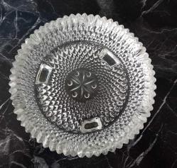 ESKİLERDEN AYAKLI CAM KÜLLÜK. AĞIZ KISMINDA ÇOK KÜÇÜK BİR ATIK VAR. SIRITMIYOR.  ONUN DIŞINDA KONDİSYON YÜKSEK KOLEKSİYONLUK NADİR