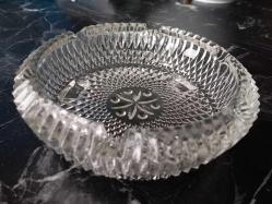 ESKİLERDEN AYAKLI CAM KÜLLÜK. AĞIZ KISMINDA ÇOK KÜÇÜK BİR ATIK VAR. SIRITMIYOR.  ONUN DIŞINDA KONDİSYON YÜKSEK KOLEKSİYONLUK NADİR