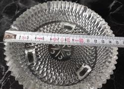 ESKİLERDEN AYAKLI CAM KÜLLÜK. AĞIZ KISMINDA ÇOK KÜÇÜK BİR ATIK VAR. SIRITMIYOR.  ONUN DIŞINDA KONDİSYON YÜKSEK KOLEKSİYONLUK NADİR