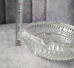 ESKİLERDEN AYAKLI CAM KÜLLÜK. AĞIZ KISMINDA ÇOK KÜÇÜK BİR ATIK VAR. SIRITMIYOR.  ONUN DIŞINDA KONDİSYON YÜKSEK KOLEKSİYONLUK NADİR