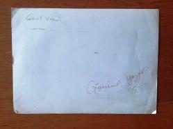 GÖNÜL YAZAR'IN ORİJİNAL BÜYÜK BOY FOTOĞRAFI - 24 x 18 cm EBADINDA - GÖNÜL YAZAR KATILDIĞI BİR DÜĞÜNDE GELİNLE DAMADIN MASASINDA OTURURKEN SAHNEDE SAZCILAR EŞLİĞİNDE ŞARKI SÖYLEYEN BİR SOLİST AYNI KAREDE GÖRÜLÜYOR