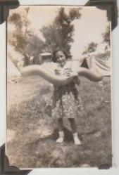 Efemera - 1930 LU YILLAR ELİNDE BALON OYUNCAK OLAN KIZ ÇOCUK GÖRSELLİ  SİYAH BEYAZ FOTOĞRAF - kitantik - kitaLog