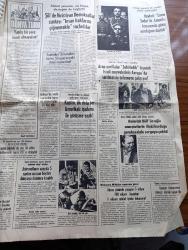 Günaydın Haber 2 Gazetesi - 11 Şubat 1974 - 06 Ankara Örsan Öymen Yazıyor - Milli Eğitim Bakanı Mustafa Üstündağ Valilere Genelge Gönderdi - Görevden Alınan Bütün Öğretmenler Eski Yerlerine Dönüyor - Ereğli Demir Çelik Grevi Yeniden Başlamadan Anlaşma Oldu - Cemal Tural İstifa Edince Bazı Millet Partililer Osman Bölükbaşı'yı Göreve Çağırdı - Kömür İşçileri Seçim Kampanyası İçin İşçi Partisi'ne 50 Bin Sterlin Gönderdi - Komşumuz Irak'ta İktidar Mücadelesinin Kısa Tarihi - Almanya'da Hayatı Felçe Uğratacak Grev Nedeniyle Brandt İşçi Liderlerine Uzlaşmak İçin Son Bir Çağrıda Bulundu - Tekel Bakanı Mahmut Türkmenoğlu Kesin Söylüyorum Tekel Maddelerine Zam Yok Dedi - Amerikan Başkan Yardımcısı Ford Petrol Ambargosu Devam Ederse Benzini Karneye Bağlamak Zorunda Kalacağız Dedi- Ziraat Ve Kimya Mühendisleri Odaları Haşhaş Ekiminin Devlet Kontrolünde Yapılmasını Öneriyor  - IRA - Kuzey İrlanda'da Son İki Yılda Öldürülenlerin Sayısı 951'e Yükseldi - Fidel Castro - Heinrich Böll'ün Oğlu Sorguda