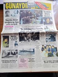 Günaydın Gazetesi - 6 Aralık 1977 - Bülent Ecevit Milliyetçi Cepheyi Vatandaşlarla Anlatıyor - Bülent Ecevit Bu Hükümetten Ben de Sizde Çok Şikayetçiyiz Dedi - Bülent Ecevit'e Atılan Taş Ali Topuz'a Rastladı - İstanbul Belediyesi Boğaz Köprüsü'nün Elde Ettiği Gelirden Hisse İstiyor - Aytekin Kotil - Bülent Ersoy Bir Süre Sahneye Çıkamayacak - Urfa'da Olay Çıkaran 80 Ülkücü Mahkemeye Sevk Edildi - Eski Jet Bakan Vedat Ali Özkan Dün Devrek'te Toprağa Verildi - Hafiyesi Mahmut Karikatür - Erbakan'ın Hac Ve Irak Seferi Röportaj Ertuğrul Akbay Yazı Dizisi - Kuzeyin Refah Ülkesi Danimarka'da Türkler Röportaj Gündüz Serdengeçti - Güzin Abla Köşesi - Tefeciler Dizisi - Tefeciler'in Alex'ini Ünlü Aktör Kirk Douglas Canlandırıyor Fotoğraf - İngilizlerin Bol Soyunan Yıldızı Joan Collins Avril'i Oynuyor Fotoğraf - Adana Çakıl Gazinosu Sunar Kenan Temiz - Urfa Turist Pavyon Sevim Candaner - TV Yıldızlarını Seçiyoruz - Samsun'da İtalyan Katolik Kilisesinin Yıktırılması Durduruldu - Erol Evgin Foto