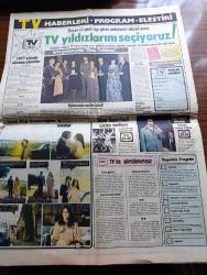 Günaydın Gazetesi - 6 Aralık 1977 - Bülent Ecevit Milliyetçi Cepheyi Vatandaşlarla Anlatıyor - Bülent Ecevit Bu Hükümetten Ben de Sizde Çok Şikayetçiyiz Dedi - Bülent Ecevit'e Atılan Taş Ali Topuz'a Rastladı - İstanbul Belediyesi Boğaz Köprüsü'nün Elde Ettiği Gelirden Hisse İstiyor - Aytekin Kotil - Bülent Ersoy Bir Süre Sahneye Çıkamayacak - Urfa'da Olay Çıkaran 80 Ülkücü Mahkemeye Sevk Edildi - Eski Jet Bakan Vedat Ali Özkan Dün Devrek'te Toprağa Verildi - Hafiyesi Mahmut Karikatür - Erbakan'ın Hac Ve Irak Seferi Röportaj Ertuğrul Akbay Yazı Dizisi - Kuzeyin Refah Ülkesi Danimarka'da Türkler Röportaj Gündüz Serdengeçti - Güzin Abla Köşesi - Tefeciler Dizisi - Tefeciler'in Alex'ini Ünlü Aktör Kirk Douglas Canlandırıyor Fotoğraf - İngilizlerin Bol Soyunan Yıldızı Joan Collins Avril'i Oynuyor Fotoğraf - Adana Çakıl Gazinosu Sunar Kenan Temiz - Urfa Turist Pavyon Sevim Candaner - TV Yıldızlarını Seçiyoruz - Samsun'da İtalyan Katolik Kilisesinin Yıktırılması Durduruldu - Erol Evgin Foto