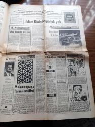Halk'a Ve Olaylara Tercüman Gazetesi - 25 Aralık 1965 - Kağıthane Cam Fabrikasında Facia İnfilak 12 Ölü 7 de Yaralı Var - 2400 Din Adamı'nın İntibakı Sağlanacak - Yunanlılar 12 Adalara Askerî Yığınak Yapıyor - Hakim Halimem Türküsünü Adliyede Çaldı - Hâkim Bilirkişi Gönül Yazar Plağı Mahkemede Birkaç Defa Dinlediler - Yol Dergisi Yazan Ahmet Kabaklı - Bulutlar Dağılınca Yazan Muazzez Tahsin Berkant Yazı Dizisi - Suriye'nin Yeni Başbakanı Salah Bitar - Katerina'nın Gözyaşları Yazan Murat Sertoğlu Yazı Dizisi - Kazıklı Voyvoda Yazan Yakup Özdemir - Sır Veren Ölür Yazan Hayri Muhittin Dalkılıç Yazı Dizisi - Silah Kanunu Çizen Bishop - Sihirbaz Mandrake Çizen Falk Davise- Ayların Sultanı Ramazan Derleyen Murat Sertoğlu - Gülriz Sururi Ve Engin Cezzar Yaşar Kemal'in Tenekesi için Kapalı Gişe Oynuyorlar - Madame Butterfly İstanbul Operasında - Beşiktaş İzmirspor Maçı - Fenerbahçe PTT Maçını Romen Hakem İdare Edecek - Brezilya'nın Siyah İncisi Pele Evleniyor - At Yarışları Tahminleri - Beykoz