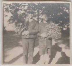 ARKASI OSMANLICA YAZILI ELİNDE ÇİÇEK OLAN İZCİ YA DA ASKERİ ÖĞRENCİ GENÇLER  SİYAH BEYAZ FOTOĞRAF