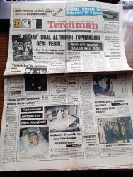 Halk'a Ve Olaylara Tercüman Gazetesi İsmet - 21 Kasım 1977 - Mısır Devlet Başkanı Enver Sedat İşgal Altındaki Toprakları Geri Verin Dedi - İmar Affı Tasarısı Esasları Belli Oldu - Bülent Ecevit Türkiye Bir Cinayetler Ülkesi Durumuna Getirilmiştir Dedi - Kurban Bayramı Bütün Yurtta Yağışlı Ve Kapalı Geçecek - Suluova'da MHP Gecesindeki Patlama Olaylara Yol Açtı - Padişah Abdülhamid'in 93 Yaşındaki Kızı Şadiye Sultan Hastanede Son Günlerini Yaşıyor - 6 Murat 131 Sahibini Buldu - Şam'ın Şekeri Yazan Rauf Tamer Köşe Yazısı - Elektrik Tüketimi Artışında Dünyada Birinciyiz - Meysu - İsrail'de Bayram İslam Dünyasında Figan Yazan Ergun Göze - Kurtuluş Savaşımızın Yaşanmış Gerçek Hikayesi Efeler Geliyor Foto Roman - Gönül Yazar Yılların Gönül Yazarıdır Fotoğraf - Politikada 7 Gün Hazırlayan Şefik Kahramankaptan Yazı Dizisi - Vitrin Yazan Yavuz Donat - Cihan Pehlivanı Kara Ahmet Yazan Eski Bir Pehlivan Yazı Dizisi - Trabzonspor Ali Kemal'in Golü İle Galip - Fenerbahçe Diyarbakır Berabere Kaldı -