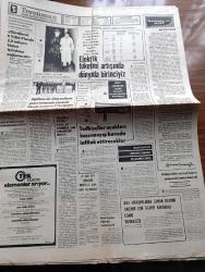 Halk'a Ve Olaylara Tercüman Gazetesi İsmet - 21 Kasım 1977 - Mısır Devlet Başkanı Enver Sedat İşgal Altındaki Toprakları Geri Verin Dedi - İmar Affı Tasarısı Esasları Belli Oldu - Bülent Ecevit Türkiye Bir Cinayetler Ülkesi Durumuna Getirilmiştir Dedi - Kurban Bayramı Bütün Yurtta Yağışlı Ve Kapalı Geçecek - Suluova'da MHP Gecesindeki Patlama Olaylara Yol Açtı - Padişah Abdülhamid'in 93 Yaşındaki Kızı Şadiye Sultan Hastanede Son Günlerini Yaşıyor - 6 Murat 131 Sahibini Buldu - Şam'ın Şekeri Yazan Rauf Tamer Köşe Yazısı - Elektrik Tüketimi Artışında Dünyada Birinciyiz - Meysu - İsrail'de Bayram İslam Dünyasında Figan Yazan Ergun Göze - Kurtuluş Savaşımızın Yaşanmış Gerçek Hikayesi Efeler Geliyor Foto Roman - Gönül Yazar Yılların Gönül Yazarıdır Fotoğraf - Politikada 7 Gün Hazırlayan Şefik Kahramankaptan Yazı Dizisi - Vitrin Yazan Yavuz Donat - Cihan Pehlivanı Kara Ahmet Yazan Eski Bir Pehlivan Yazı Dizisi - Trabzonspor Ali Kemal'in Golü İle Galip - Fenerbahçe Diyarbakır Berabere Kaldı -