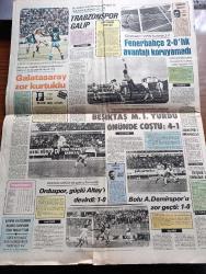 Halk'a Ve Olaylara Tercüman Gazetesi İsmet - 21 Kasım 1977 - Mısır Devlet Başkanı Enver Sedat İşgal Altındaki Toprakları Geri Verin Dedi - İmar Affı Tasarısı Esasları Belli Oldu - Bülent Ecevit Türkiye Bir Cinayetler Ülkesi Durumuna Getirilmiştir Dedi - Kurban Bayramı Bütün Yurtta Yağışlı Ve Kapalı Geçecek - Suluova'da MHP Gecesindeki Patlama Olaylara Yol Açtı - Padişah Abdülhamid'in 93 Yaşındaki Kızı Şadiye Sultan Hastanede Son Günlerini Yaşıyor - 6 Murat 131 Sahibini Buldu - Şam'ın Şekeri Yazan Rauf Tamer Köşe Yazısı - Elektrik Tüketimi Artışında Dünyada Birinciyiz - Meysu - İsrail'de Bayram İslam Dünyasında Figan Yazan Ergun Göze - Kurtuluş Savaşımızın Yaşanmış Gerçek Hikayesi Efeler Geliyor Foto Roman - Gönül Yazar Yılların Gönül Yazarıdır Fotoğraf - Politikada 7 Gün Hazırlayan Şefik Kahramankaptan Yazı Dizisi - Vitrin Yazan Yavuz Donat - Cihan Pehlivanı Kara Ahmet Yazan Eski Bir Pehlivan Yazı Dizisi - Trabzonspor Ali Kemal'in Golü İle Galip - Fenerbahçe Diyarbakır Berabere Kaldı -