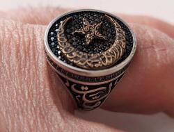 OSMANLI SON DÖNEMİ ESKİ ARAPÇA YAZI MOTİFLİ ORİJİNAL SİAYAH KRİSTAL TAŞLI AY YILDIZI ALTIN KAPLAMA MUHTEŞEM KORUYUCU GÜMÜŞ YÜZÜK RR1A1RR1 ÇOK NADİR