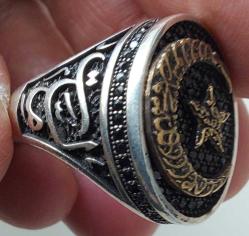 OSMANLI SON DÖNEMİ ESKİ ARAPÇA YAZI MOTİFLİ ORİJİNAL SİAYAH KRİSTAL TAŞLI AY YILDIZI ALTIN KAPLAMA MUHTEŞEM KORUYUCU GÜMÜŞ YÜZÜK RR1A1RR1 ÇOK NADİR