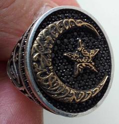 OSMANLI SON DÖNEMİ ESKİ ARAPÇA YAZI MOTİFLİ ORİJİNAL SİAYAH KRİSTAL TAŞLI AY YILDIZI ALTIN KAPLAMA MUHTEŞEM KORUYUCU GÜMÜŞ YÜZÜK RR1A1RR1 ÇOK NADİR