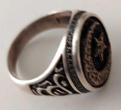 OSMANLI SON DÖNEMİ ESKİ ARAPÇA YAZI MOTİFLİ ORİJİNAL SİAYAH KRİSTAL TAŞLI AY YILDIZI ALTIN KAPLAMA MUHTEŞEM KORUYUCU GÜMÜŞ YÜZÜK RR1A1RR1 ÇOK NADİR