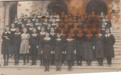 EĞİTİM TARİHİ - 1940 LI YILLAR SİYAH ÖNLÜKLÜ LİSELİ KIZ ÖĞRENCİLER SİYAH BEYAZ FOTOĞRAF