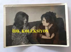 EMEL SAYIN'IN ORİJİNAL 2'Lİ FOTOĞRAF SETİ, 18 x 12 m EBADINDA - SİYAH & BEYAZ - EMEL SAYIN ŞARKICI OLMAK İSTEYEN KIZ KARDEŞİ FATOŞ SAYIN'A ''EV KADINI OL'' DİYE NASİHAT VERİRKEN ÇEKİLMİŞ BİR KARE, EMEL SAYIN SİYAH SAÇLARI İLE