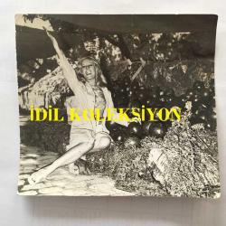 EMEL SAYIN'IN ORİJİNAL FOTOĞRAFI, 13 x 12 m EBADINDA - SİYAH & BEYAZ - EMEL SAYIN ''YALANCI YARİM'' YEŞİLÇAM FİLM ÇEKİMLERİ İÇİN KARPUZLARIN ARASINDA ŞARKI SÖYLERKEN ÇEKİLMİŞ BİR KARE, 20 TEMMUZ 1973