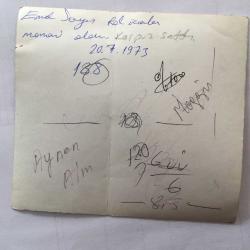 EMEL SAYIN'IN ORİJİNAL FOTOĞRAFI, 13 x 12 m EBADINDA - SİYAH & BEYAZ - EMEL SAYIN ''YALANCI YARİM'' YEŞİLÇAM FİLM ÇEKİMLERİ İÇİN KARPUZLARIN ARASINDA ŞARKI SÖYLERKEN ÇEKİLMİŞ BİR KARE, 20 TEMMUZ 1973