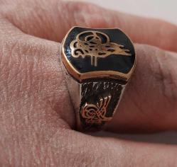 OSMANLI DÖNEMİ KEHRİBAR TAŞ ÜSTÜ VE GÜMÜŞ ÜSTÜ TUĞRALI SARI AKSAMLAR ALTIN KAPLAMA MUHTEŞEM GÜMÜŞ YÜZÜK 2OOO1A1A ÇOK NADİR