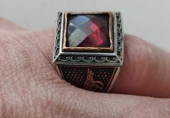 OSMANLI SON DÖNEM KIRMIZI KRİSTAL TAŞLI OSMANLI TUĞRALI MOTİFLİ ORİJİNAL SARI AKSAMLAR ALTIN KAPLAMA MUHTEŞEM GÜMÜŞ YÜZÜK 1LLL2RR ÇOK NADİR