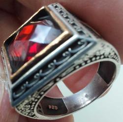 OSMANLI SON DÖNEM KIRMIZI KRİSTAL TAŞLI OSMANLI TUĞRALI MOTİFLİ ORİJİNAL SARI AKSAMLAR ALTIN KAPLAMA MUHTEŞEM GÜMÜŞ YÜZÜK 1LLL2RR ÇOK NADİR