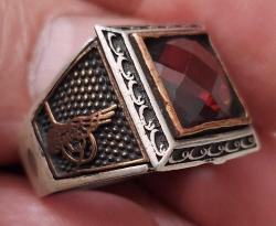 OSMANLI SON DÖNEM KIRMIZI KRİSTAL TAŞLI OSMANLI TUĞRALI MOTİFLİ ORİJİNAL SARI AKSAMLAR ALTIN KAPLAMA MUHTEŞEM GÜMÜŞ YÜZÜK 1LLL2RR ÇOK NADİR