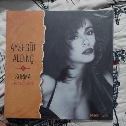 Ayşegül aldinç sorma benden söylemesi lp plak ambalajında