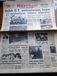 Hürriyet Gazetesi - 2 Haziran 1960 - Sabık Demokrat Parti Mebuslarının Hepsi Muhafaza Altına Alınıyor - Devlet Ve Hükümet Başkanı Cemal Gürsel Dün Gençlere Hitap Etti - İstanbul Valisi Ethem Yetkiner 2 Ayda Bankalardan 300 Bin Lira Çekmiş Mükerrem Sarol'un Da 2 Otomobili Ele Geçti - İntihar Eden Tokyo Elçisi Süreyya Anderiman İle Alakalı Tahkikat Açıldı - Sabık Uşak Valisi İlhan Engin - Topkapı Hadiseleri İle Alakalı Dava Düştü - Celal Bayar'ın Elçi Oğlu Turgut Bayar Ne Olacak - Konya Köylerine Uçakla Gazete Atılacak - Askeri Ortaokul Bandosu Kadıköy'lüleri Coşturdu - İsmet İnönü Ordunun İnkılap Hareketini Övüyor - İsimsiz Kadın Aşk Ve His Romanı Yazan Theresa Drake Yazı Dizisi - Dedektif Nik'in Maceraları Çizgi Roman - İstanbul Sinema Programı - Kalp Aldanmaz Aşk Ve Macera Romanı Çizen Faruk Geç - Allah Çocukları Unuttu Yazan Oya Baydar - İzmir Hürriyet Mücadelesine Nasıl Katılmıştı - Hürrem Sultan Yazan Feridun Fazıl Tülbentçi Yazı Dizisi - Topkapı Hadiselerinden Fotoğraflar
