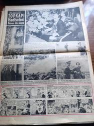 Hürriyet Gazetesi - 2 Haziran 1960 - Sabık Demokrat Parti Mebuslarının Hepsi Muhafaza Altına Alınıyor - Devlet Ve Hükümet Başkanı Cemal Gürsel Dün Gençlere Hitap Etti - İstanbul Valisi Ethem Yetkiner 2 Ayda Bankalardan 300 Bin Lira Çekmiş Mükerrem Sarol'un Da 2 Otomobili Ele Geçti - İntihar Eden Tokyo Elçisi Süreyya Anderiman İle Alakalı Tahkikat Açıldı - Sabık Uşak Valisi İlhan Engin - Topkapı Hadiseleri İle Alakalı Dava Düştü - Celal Bayar'ın Elçi Oğlu Turgut Bayar Ne Olacak - Konya Köylerine Uçakla Gazete Atılacak - Askeri Ortaokul Bandosu Kadıköy'lüleri Coşturdu - İsmet İnönü Ordunun İnkılap Hareketini Övüyor - İsimsiz Kadın Aşk Ve His Romanı Yazan Theresa Drake Yazı Dizisi - Dedektif Nik'in Maceraları Çizgi Roman - İstanbul Sinema Programı - Kalp Aldanmaz Aşk Ve Macera Romanı Çizen Faruk Geç - Allah Çocukları Unuttu Yazan Oya Baydar - İzmir Hürriyet Mücadelesine Nasıl Katılmıştı - Hürrem Sultan Yazan Feridun Fazıl Tülbentçi Yazı Dizisi - Topkapı Hadiselerinden Fotoğraflar
