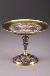 Bronz Fransız jardinyer. Yüzeyi kabartma işçilikli. 19. Y.y.   Y:21cm. Tabla çapı:26cm.