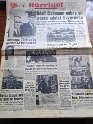 Hürriyet Gazetesi - 12 Nisan 1961 - Gestapo Şefi Adolf Eichmann Onbeş Yıl Sonra Adalet Huzurunda - Sanık Eichmann Kurşun Geçmez Bir Hücrede Hareketsiz Ve Heyecansızdı Fotoğraf - Almanya Türkiye'ye Yardımda Bulunacak - Turan Emeksiz'i Zeki Şahin Öldürmüş - Devrim Aleyhinde Faaliyet Gösterenlerin Davası - Gün Battıktan Sonra Aşk Romanı Yazan Elizabeth Seiffert Yazı Dizisi - Dedektif Nik'in Maceraları Çizgi Roman - Şehir Hatlarında Turnike Uygulamasına Cumartesi Günü Kadıköy'de Başlanacak - Zeki Müren Kızılay'la Elele - Sultan Cem Ve Resimleri - Ziraat Bankası - Mavi Ufuklar Aşk Ve Macera Romanı Çizen Faruk Geç - Mühim Bir Açılış Töreni Rıdvan Umay Mağazaları - Türk Doktoru Mustafa Kemal Yön'ün Amerika'daki Başarısı - Amerikan Pilotları Hararet Duvarını İkinci Defa Aştı - Sana Döneceğim Aşk Romanı Yazan Mükerrem Engin Yazı Dizisi - Kartal Resimli Gazete - Fenerbahçe Levisky İle Bugün Sofyada Oynuyor - Hazırlık Maçında B Milliler Taksim'i Yenemediler - Silahlı Kuvvetler Basketbol
