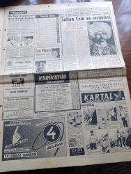 Hürriyet Gazetesi - 12 Nisan 1961 - Gestapo Şefi Adolf Eichmann Onbeş Yıl Sonra Adalet Huzurunda - Sanık Eichmann Kurşun Geçmez Bir Hücrede Hareketsiz Ve Heyecansızdı Fotoğraf - Almanya Türkiye'ye Yardımda Bulunacak - Turan Emeksiz'i Zeki Şahin Öldürmüş - Devrim Aleyhinde Faaliyet Gösterenlerin Davası - Gün Battıktan Sonra Aşk Romanı Yazan Elizabeth Seiffert Yazı Dizisi - Dedektif Nik'in Maceraları Çizgi Roman - Şehir Hatlarında Turnike Uygulamasına Cumartesi Günü Kadıköy'de Başlanacak - Zeki Müren Kızılay'la Elele - Sultan Cem Ve Resimleri - Ziraat Bankası - Mavi Ufuklar Aşk Ve Macera Romanı Çizen Faruk Geç - Mühim Bir Açılış Töreni Rıdvan Umay Mağazaları - Türk Doktoru Mustafa Kemal Yön'ün Amerika'daki Başarısı - Amerikan Pilotları Hararet Duvarını İkinci Defa Aştı - Sana Döneceğim Aşk Romanı Yazan Mükerrem Engin Yazı Dizisi - Kartal Resimli Gazete - Fenerbahçe Levisky İle Bugün Sofyada Oynuyor - Hazırlık Maçında B Milliler Taksim'i Yenemediler - Silahlı Kuvvetler Basketbol