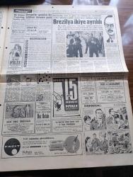 Hürriyet Gazetesi - 6 Eylül 1961 - Liderler Zirvede Buluştular - Cemal Gürsel Yuvarlak Masada Hislerimizi Ve İhtiraslarımızı Kontrol Etmesini Bilmeliyiz Dedi - Cumhuriyetçi Köylü Millet Partisi'nden Ahmet Oğuz - Adalet Partisi Lideri Ragıp Gümüşpala - Yeni Türkiye Partisi Lideri Ekrem Alican - Memleketçi Serbest Parti Lideri Enver Adakan - CHP Lideri İsmet İnönü - Beş Lider Yuvarlak Masada Konuştu - Zirve'ye Atatürk Ruhu Hakimdi - Parti Başkanları Millet Huzurunda Söz Verdiler - Çankaya'da İmzalanan Müşterek Beyanname Bir Taahhüt Vesikası - Ahmet Tahtakılıç'a 147'lerin Cevabı - Dedektif Nik'in Maceraları Çizgi Roman - Kennedy İle Kruşçef'i Buluşturma Gayreti - Sevilen Unutmaz Aşk Ve Macera Romanı Çizen Faruk Geç - Anita Ekberg Günün En Sevilen Yıldızı Oldu - Metin Oktay Hakkında İtalyanca Yazı - Türk Futbol Alemi Metin Oktay'ın Hasreti İle Yanıyor - Beşiktaş Ankara'ya Gidiyor - Fenerbahçe'liler Dünkü Antremanda - Fatoş Çizgi Roman - Gökler Hakimi Gordon Çizgi Roman - Güngörmüşler
