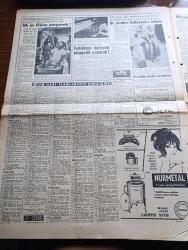 Hürriyet Gazetesi - 7 Eylül 1961 - Sovyet Rusya ve Bütün Peykleri İçin Ticari Abluka - Anlaşma Olursa NATO Memleketlerine Doğu Bloğu İle Alışverişin Kesecekler - Osman Bölükbaşı Yorgunmuş - Arzu Eden Yedeksubay Öğretmen Asil Olarak Çalışacak - Amerikalı Komutanlar Cemal Gürsel'i Ziyaret Etti Fotoğraf - Emekli Subayların Derneği Kapatıldı - Türk Basın Andlaşması Dün Ankara'da İmzalandı - Hürriyeti Seçen Bulgar Gençleri - Yol Orada Bitmişti Aşk Romanı Yazan A.S. Turnboll Yazı Dizisi - Dedektif Nik'in Maceraları Çizgi Roman - Hilton'un İlave İnşaatı 2,5 Sene Sonra Bitecek - Cansız Maddeden Canlı Varlık Yaratacaklar - Sevilen Unutmaz Aşk Ve Macera Romanı Çizen Faruk Geç - Paris'te Helene April İsmindeki Küçük Bir Yıldız Gazinoda Banyo Yaparak Meşhur Oldu Fotoğraf - Vefa Gitti Fenerbahçe Ve Galatasaray Bugün Çalışıyor - Fatoş Çizgi Roman - Rusya'da Futbolcuların Galibiyet Sonunda İçki İçmeleri Yasak Edildi - Voleybolcu Şevket Güventürk Ceza Heyetine Verildi - 15 17 Eylül Balkan Şampiyonası