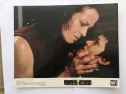 ALIEN - YARATIK: DİRİLİŞ (1997) - SİNEMA FİLMİ ORİJİNAL 8'Lİ LOBİ KART SETİ - AMERİKA DÖNEM BASKISI - ALIEN: RESURRECTION (1997) ORIGINAL LOBBY CARD SET 8 SCENES, U.S.A - 25 x 20 cm - Jean-Pierre Jeunet, Sigourney Weaver, Winona Ryder, Dominique Pinon, Ron Perlman, Gary Dourdan, Michael Wincott, Kim Flowers, Dan Hedaya, J.E. Freeman, Brad Dourif, Raymond Cruz, Leland Orser, Carolyn Campbell, Marlene Bush, David St. James, 	Joss Whedon, John Frizzell, Hervé Schneid