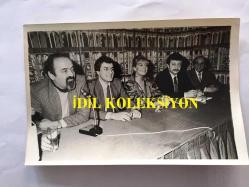 EMEL SAYIN'IN ORİJİNAL FOTOĞRAFI, 18 x 12 m EBADINDA - SİYAH & BEYAZ - ŞAN MÜZİKHOLÜNDE NEŞE-İ MUHABBET ADLI BİR MÜZİKAL OYUNDA OYNAYACAK OLAN EMEL SAYIN, METİN AKPINAR ve COŞKUN SABAH AYNI KAREDE, 18 KASIM 1982