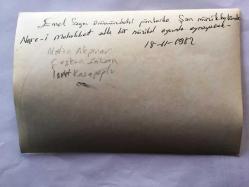 EMEL SAYIN'IN ORİJİNAL FOTOĞRAFI, 18 x 12 m EBADINDA - SİYAH & BEYAZ - ŞAN MÜZİKHOLÜNDE NEŞE-İ MUHABBET ADLI BİR MÜZİKAL OYUNDA OYNAYACAK OLAN EMEL SAYIN, METİN AKPINAR ve COŞKUN SABAH AYNI KAREDE, 18 KASIM 1982