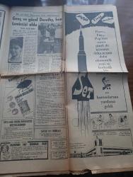Hürriyet Gazetesi - 17 Ocak 1967 - Temyiz Başkanı İmran Öktem Eski Emniyet Müdürü Ahmet Demir Şahsen Menfaat Sağlamak İstemiştir Dedi - Makarios Çek Silahlarını Dağıtırsa Kıbrıs'a Birkaç Saat İçinde Silah Ve Asker Çıkartacağız - İstanbul'da Karakış - Bir Hakim Atatürk İlkelerine Aykırı Davranan Sakat Büyücü Avram Mizrahi'yi  Yıl Hapse Mahkum Etti - Casuslar Filmi Başrolde Gregory Peck Ve Sophia Loren Konak Sinemasında - Yeşil Çiçek Aşk Ve Macera Romanı Çizen Faruk Geç - Bizimkiler Yazan Kemal Bisalman Çizen Sezgin Burak - Resimli James Bond Mecmuası Çıkıyor - Büyük Şantör Tanju Okan Yeni Guneypark Gazinosunda - Göztepe Antrenörü Adnan Süvari'ye Göre Göztepe Şampiyonluk Yolunda ilerliyor - Haftanın Takımı Göztepe - Metin Oktay - Ogün Altıparmak - Fenerbahçe Toto Kupası Finaline Katılmıyor - Şike İçin Tedbir Alınıyor - Süleyman Demirel Boğaz Köprüsü İkinci 5 Yıllık Plana Alınacak Dedi - Foli Berjer Monokini Club - Fatma Girik Sürtüğün Kızı Filminde Fotoğraf - İtalyan Artist Gabriella