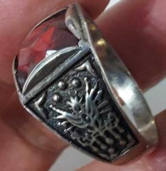 OSMANLI SON DÖNEM KIRMIZI OCTAGON KRİSTAL TAŞLI OSMANLI TUĞRALI MOTİFLİ ORİJİNAL MUHTEŞEM GÜMÜŞ YÜZÜK 1ÇÇ2VV ÇOK NADİR