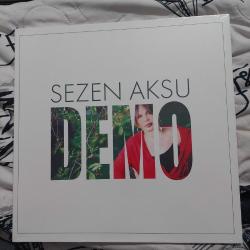 Sezen aksu lp plak ambalajında demo