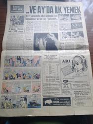 Hürriyet Gazetesi - 17 Temmuz 1969 - Ay'ın Fethine 3 Gün Var - Tarihi Hareket Saati 15.32 - Satürn 5 Gürledi Apollo 11 Yolda - Astronotlar Kendilerini Atış Rampasına Götüren Araçta Fotoğraf - Aldrin Ve Collins Füzeye Giden Koridordan Geçerken Fotoğraf - Satürn 5 Alevler Saçarak Ay Yolculuğuna Çıkıyor - Muammer Kaylan Cape Kennedy'den Bildiriyor - Süleyman Demirel Çağımız Gökte Asılı Duran Ay'ı Keşfetme Çağıdır - Futbol Maçı Yüzünden Salvador Komşusu Honduras'ı İşgal Etti - İstanbul Ankara İzmir Radyosu Programı - Tarkan Korkunç Takip Yazan Ve Çizen Sezgin Burak - Fay Anadol Tahlilleri Arabalarını Alıyor - Türkiye İş Bankası - Celal Bayar Anlatıyor Başvekilim Adnan Menderes Yazı Dizisi - Müzeyyen Senar Ellibirinci Yaş Gününü Sahnede Kutladı Fotoğraf - Fenerbahçe'nin Gözü Hala Ender Konca'da - Artist Pele - Galatasaraylılar Ailece Pazar Günü Avrupa Seyahatine Çıkıyor - Beşiktaş Yeni Sezona Pazar Günü Giriyor - Ve Ay'da İlk Yemek Fotoğraf - Dedektif Nik'in Maceraları Çizgi Roman