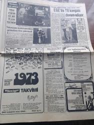 Hürriyet Gazetesi - 24 Aralık 1972 - Bülent Ecevit Türkiye'nin Dirliği Ordunun Birliğine Bağlıdır Dedi - Profesör Uğur Alacakaptan 5 Yıl 10 Ay Hapse Mahkum Oldu - İdamı İstenen Öğretmen Süleyman Bakır Suçsuz Görülerek Serbest Bırakıldı - Ünlü Aktör Ömer Şerif Üvey Kızının Düğününde İlk Eşiyle Bir Araya Geldi Fotoğraf - Kuzey Vietnam Savunma Bakanı Giap'ın Öldürüldüğü İleri Sürülüyor - Prenses Leyla Şeren'in Katili Genç Sevgilisi Rasim Kılıç - Tarkan Altın Madalyon Yazan Ve Çizen Sezgin Burak - Geriye Bırakmayacağım Yazan Ve Çizen Faruk Geç - Cem Karaca - Türk Casusu İngiliz Kemal İsrail Macerası Yazan Ali Kemal Meram Yazı Dizisi - Balca Yazan Sevda Gezer - Devekuşu Kabare Tiyatrosu Sete Çıkınca - Zeki Alasya Ve Metin Akpınar Fotoğraf - Fenerbahçe Bolu'dan Çok Zor Sıyrıldı - Uluslararası Yaşar Doğu Serbest Güreş Şampiyonası - Haliç Köprüsünün Kirişleri Getirildi Fotoğraf - Bizimkiler Çizen Sezgin Burak - Dedektif Nik'in Maceraları
