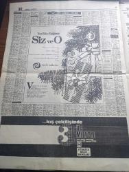 Hürriyet Gazetesi - 27 Aralık 1973 - İsmet İnönü Son Defa Meclis'te - Önceki Gün Hayata Gözlerini Yuman İsmet İnönü Yaşantısı Boyunca İyi Bir Aile Reisi Olarak Tanınmıştı - İsmet İnönü Eşi Mevhibe İnönü İle Birlikte Fotoğraf - TBMM'deki Katafalk Önünden Saygı Geçişi Bugün Başlayacak - İsmet İnönü Atatürk İle Karşı Karşıya Yatacak - İsmet İnönü İçin Yarın Yapılacak Cenaze Törenine Katılmak İçin İllerden Heyetler Geliyor - İsmet İnönü'nün Cenaze Töreni TV'den Naklen Verilecek - İsmet İnönü'yü Tanıyanlar O'nu Anlattı - CHP Genel Başkanı Bülent Ecevit - İsmet İnönü'nün Ölüm Haberini Alınca Ağlamaya Başlayan Osman Bölükbaşı - Pembe Köşk'te Artık Hüzün Var - Mevhibe İnönü İsmet Paşa'ya 45 Yıl Her Sabah İnsülin Yaptı - Bütün Dünya Radyo Ve TV'leri Haberi Yayınlarını Keserek Verdi - Çağın En Büyük Devlet Adamlarından Biri Öldü - Acı Tütün Yazan Necati Cumalı Yazı Dizisi - Tarkan Kurt Kanı Yazan Ve Çizen Sezgin Burak - 50.000'inci Murat 124 26 Aralık 1973'te İmal Edilmiştir Fotoğraf - TOFAŞ