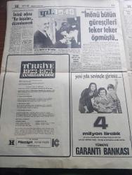 Hürriyet Gazetesi - 27 Aralık 1973 - İsmet İnönü Son Defa Meclis'te - Önceki Gün Hayata Gözlerini Yuman İsmet İnönü Yaşantısı Boyunca İyi Bir Aile Reisi Olarak Tanınmıştı - İsmet İnönü Eşi Mevhibe İnönü İle Birlikte Fotoğraf - TBMM'deki Katafalk Önünden Saygı Geçişi Bugün Başlayacak - İsmet İnönü Atatürk İle Karşı Karşıya Yatacak - İsmet İnönü İçin Yarın Yapılacak Cenaze Törenine Katılmak İçin İllerden Heyetler Geliyor - İsmet İnönü'nün Cenaze Töreni TV'den Naklen Verilecek - İsmet İnönü'yü Tanıyanlar O'nu Anlattı - CHP Genel Başkanı Bülent Ecevit - İsmet İnönü'nün Ölüm Haberini Alınca Ağlamaya Başlayan Osman Bölükbaşı - Pembe Köşk'te Artık Hüzün Var - Mevhibe İnönü İsmet Paşa'ya 45 Yıl Her Sabah İnsülin Yaptı - Bütün Dünya Radyo Ve TV'leri Haberi Yayınlarını Keserek Verdi - Çağın En Büyük Devlet Adamlarından Biri Öldü - Acı Tütün Yazan Necati Cumalı Yazı Dizisi - Tarkan Kurt Kanı Yazan Ve Çizen Sezgin Burak - 50.000'inci Murat 124 26 Aralık 1973'te İmal Edilmiştir Fotoğraf - TOFAŞ
