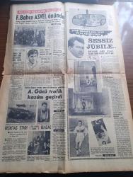 Milliyet Gazetesi - 20 Ocak 1968 - Televizyon Şebekesi Gelecek Yıl Kuruluyor - Devlet Otoritesi İle Alay Edenler 2 Yazan Abdi İpekçi Köşe Yazısı - Kalp Naklinde Bir Engel Daha Aşılıyor Organ Reddini Bir Önleyici Bir Usul Bulundu - Boğaz Köprüsü Projesini İngiliz Firma Yapacak - Boraksı Etibank'ın İşletmesi İstendi - Orhan Kemal'in Yalova Kaymakamı Piyesi Ulvi Uraz'ın Tiyatrosunda Büyük Bir Başarı Kazandı - Sülün Osman Şarkıcılığa Karar Verdi - Alptekin Viyana Delisi Yazan Ahmet Kozanoğlu Çizen Abdullah Turhan - Abdülcanbaz'ın Maceraları Çizen Turhan Selçuk - Sokaklardan Bir Kız Yazan Orhan Kemal Yazı Dizisi - Çağın En Büyük Cinayetleri Yazan Kurt Singer Yazı Dizisi - Karagöz Armağanı 1968 - İstanbul'un İlginç Gece Kulüplerinden Viski A Go Go Fotoğraf - Durul Gence - Dormen Sanatçıları Büyük Kaza Atlattı - Ahmet Berman'a Sessiz Jübile - Can Bartu'nun İtalya'da Ameliyat Oluşu Senatoda Tartışıldı - Ankaragücü Trafik Kazası Geçirdi - Beşiktaş Stadı 30.000 Kişi Olacak - Muhammed Ali Clay