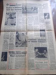 Dünya Gazetesi - 14 Mart 1961 - Kuyruk Deyip Te Geçmeyin Yazan Falih Rıfkı Atay Köşe Yazısı - Karşılama Ve Uğurlamalar Yasak - Masraflı Açılış Ve Temel Atma Törenleri De Yapılmayacak - Turan Emeksiz'in Cesedinden Çıkarılan Kurşun Değiştirilmiş - Kerkük'te Türklere Saldırıldı - Siyasi Faaliyetlere İzin Duruşma Bitince - Din İşlerinde Islahat Şimdi Yapılmalıdır - Beyazıt Meydanı İçin Bir Plan Daha - La Dolce Vita Yazan Lo Duca Yazı Dizisi - Uy Babo Karakışda Doğudan Gezi Notları Yazı Ve Fotoğraflar Fikret Otyam Yazı Dizisi - Tekelonya Cumhuriyeti Yazan Bedii Faik Yazı Dizisi - Memleket Sevgisi İle Bir Foto Montaj Vücut Gina Lollobrigida Baş Lydia Arepina'nın - Belinda Lee Roma'da İlgi Çekmek Peşinde Fotoğraf - DR. Çat Çizen Bozz- Roy Rogers Çizgi Roman - Burç Falı - Beşiktaş ve Galatasaray Büyük Maça Hazırlanıyor - Türkiye Basketbol Şampiyonası Yarın Akşam Başlıyor - Feriköy Hakem Muvahhit Afir'i Mahkemeye Verdi - Fenerbahçe Kulübü Sözcüsü Faruk Ilgaz Hakemleri İtham Etti - Spor Toto