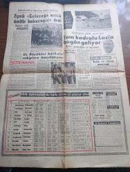 Son Havadis Gazetesi - 26 Ekim 1965 - Sevinelim Mi Üzülelim Yazan Mümtaz Faik Fenik Köşe Yazısı - Hizmet Kabinesi Kuruluyor - Süleyman Demirel Bizim Usullerimiz Tamamen Demokratiktir Dedi - İstanbul Üniversitesi Rektör Seçiminde En Güçlü Namzet Dr. Halit Ziya Konuralp - Bakanların Listesi Bugün Cemal Gürsel'e Verilecek - Mahkemede Güler Gürses'in Şakır şakır Atarım Plağını Çalıp Dinlediler Fotoğraf - Uzayda Buluşma İkizlerin Uçuşu Geri Bırakıldı - Demirel Başbakan Yazan Orhan Seyfi Orhon Köşe Yazısı - Ziya Gökalp'ın 41. Ölüm Yılı -  Bizans Casusu Batu'nun Maceraları Yazan Ve Çizen Yurdagün Göker - Tarihte Bugün Patrona Halil Öldürüldü - Sultan Aziz'in Başpehlivanı Kavasoğlu Yazan Meydancı - Tiyatro Konusunda Haşim İşcan Tezada Düşüyor - Futbolcu Metin Oktay'ın Rol Aldığı Film Taçsız Kral Fotoğraf - Ajda Pekkan Ayten Kaçmaz Fotoğraf - James Bond Bulgar Rakibiyle Karşılaşacak - Şükrü Gülesin'in Jübilesi İçin Lazio Takımı Tam Kadro Geliyor - Fenerbahçe Dinamo Maçı 4  ve 13 Kasım'da