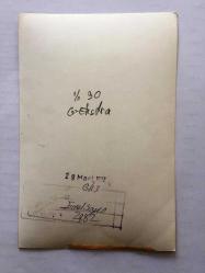 EMEL SAYIN'IN ORİJİNAL FOTOĞRAFI, 18 x 12 m EBADINDA - SİYAH & BEYAZ - EMEL SAYIN ŞIK ELBİSESİYLE ELLERİNİ BİRBİRİNE KİLİTLEYİP BAKARKEN ÇEKİLMİŞ ÇOK GÜZEL BİR KARE